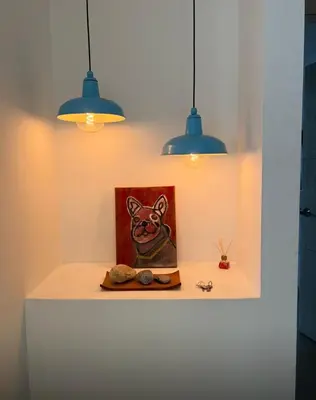 a painting of a dog on a shelf with three lights at Yuyos apartamentos acogedores in Barranquilla