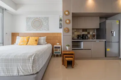 a bedroom with a large bed and a kitchen at CB1531 | Confort premium: cama King y balcón in Cartagena de Indias