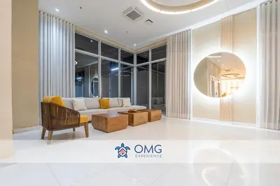 a living room with a couch and a mirror at CB726 | Suite moderna frente al mar con balcón y cocina con isla in Cartagena de Indias