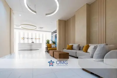 a living room with a couch and a table at CB726 | Suite moderna frente al mar con balcón y cocina con isla in Cartagena de Indias