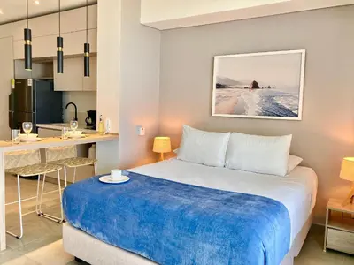 a hotel room with a bed and a kitchen at Suite moderna con vista al mar y parque CB 814 in Cartagena de Indias