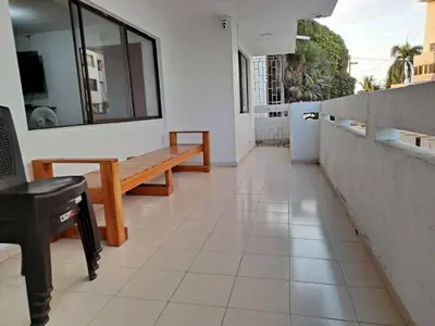 a room with a table and a bench on a floor at Apartamento para Vacaciones in Cartagena de Indias