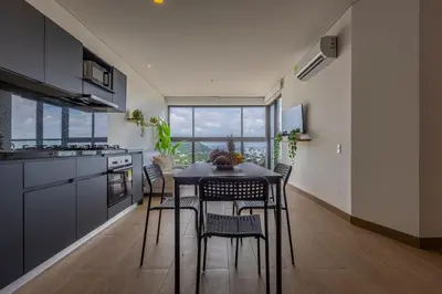 a kitchen and dining room with a table and chairs at Cabrero Centro Tropical - Con vista al mar in Cartagena de Indias
