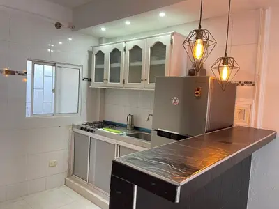 a kitchen with a counter top and a refrigerator at Apto céntrico torices 1 piso 2 habitaciones in Cartagena de Indias