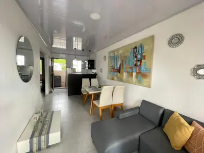 a living room with a couch and a table at Apartamento céntrico Torices in Cartagena de Indias
