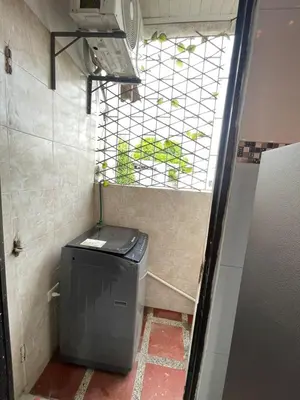 a bathroom with a window and a trash can at Apartamento céntrico Torices in Cartagena de Indias