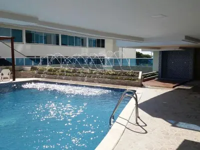 a swimming pool with a fountain in front of a building at 1C-AL3E APARTAMENTO DE 1 ALCOBA CERCA AL MAR CON AIRE ACONDICIONADO, PISCINA Y WIFi in Cartagena de Indias