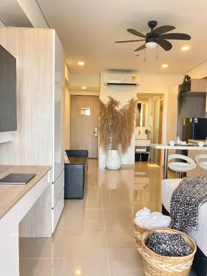 a kitchen and a living room with a ceiling fan at CB1242 | Estudio moderno con diseño natural y piscina in Cartagena de Indias