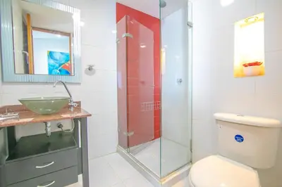 a bathroom with a shower and a toilet and a sink at 2C-AL2E APARTAMENTO DE 2 ALCOCABAS CERCA AL MAR CON AIRE ACONDICIONADO, PISCINA Y WIFi in Cartagena de Indias