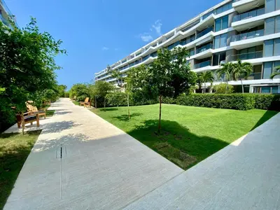 a sidewalk in front of a large apartment building at Morros EOS Manzanillo piso 3 in Cartagena de Indias