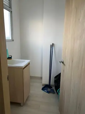 a bathroom with a sink and a floor vacuum at Apartamento Torre Vela- Coveñas in Coveñas