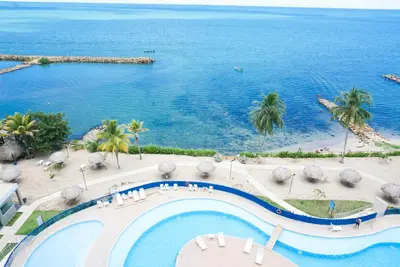 an aerial view of a resort pool and the ocean at Magico Apartamento Frente al Mar 3 Habitaciones PAZ282 in Coveñas