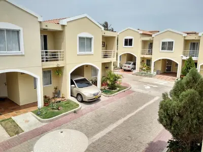 an apartment complex with a car parked in a parking lot at Habitación Caracol in Barranquilla