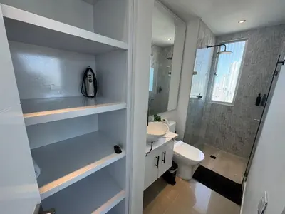 a bathroom with a sink and a toilet and a shower at Apto Luxury cartagena 2401 Palmetto1 Frente al Mar in Cartagena de Indias