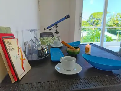 a table with cups and bowls on top of it at Apartamento cerca a la playa in El Porvenir