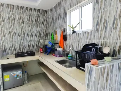 a kitchen counter with a sink and a window at Apartamento cerca a la playa in El Porvenir