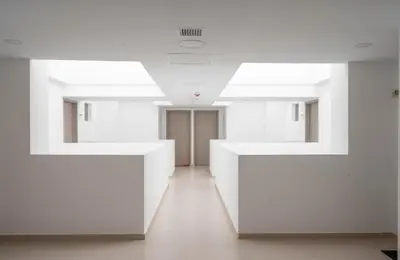 an empty room with white walls and a hallway at Apartamento completo con vista a la ciudad in Cartagena de Indias