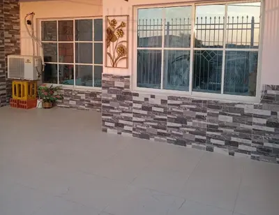a room with a tile wall and windows at comodo apartamento in Barranquilla
