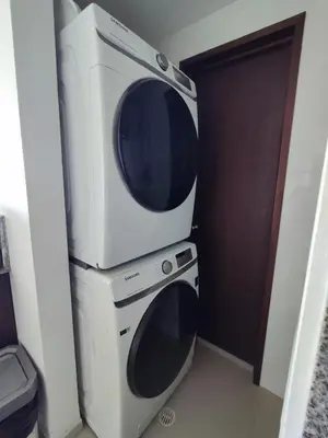 a microwave sitting on top of a washing machine at Hermoso Apto playa de Morros! in Cartagena de Indias