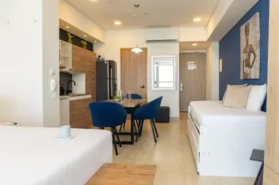 a room with two beds and a table and a kitchen at CB1622 | Suite frente al mar con balcón y piscina in Cartagena de Indias