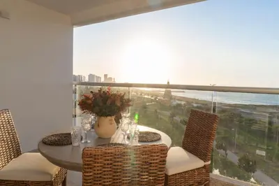 a dining room with a table and chairs and a large window at Acogedora Suite Frente al Mar - Aeropuerto CB617 in Cartagena de Indias