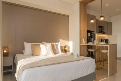 a bedroom with a large bed with white sheets at Acogedora Suite Frente al Mar - Aeropuerto CB617 in Cartagena de Indias