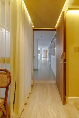 an empty hallway with a yellow door and a hallway at Suites la iglesia in Cartagena de Indias