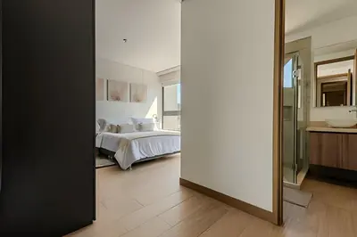 a bedroom with a bed and a mirror at Lujoso y Nuevo Cerca al Centro/ Piscina Panorámica in Cartagena de Indias