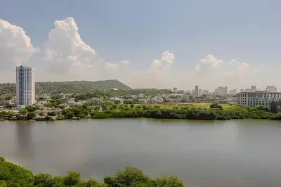 a large lake with a city in the background at Lujoso y Nuevo Cerca al Centro/ Piscina Panorámica in Cartagena de Indias