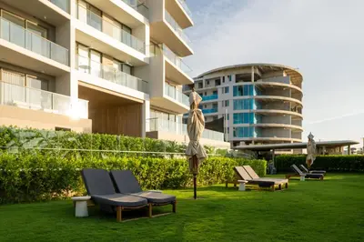 a group of chairs and umbrellas in front of a building at Loft con salida al mar en Cartagena in Cartagena de Indias