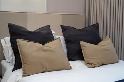 a bed with several pillows on top of it at Loft con salida al mar en Cartagena in Cartagena de Indias