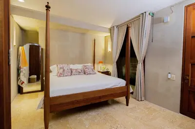 a bedroom with a canopy bed in a room at Lujosa Casa 5Hab Jacuzzi & Piscina in Cartagena de Indias