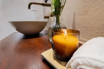 a candle on a table with a bowl and a vase at Lujosa Casa 5Hab Jacuzzi & Piscina in Cartagena de Indias