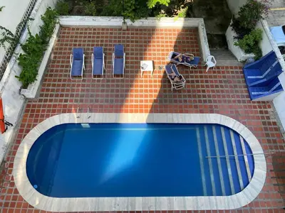 an overhead view of a swimming pool on a brick building at Acogedor Apartamento cerca al Mar in Cartagena de Indias