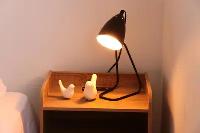 a lamp on a nightstand with two banana figurines at Moderno Apartamento al Norte de Barranquilla in Barranquilla