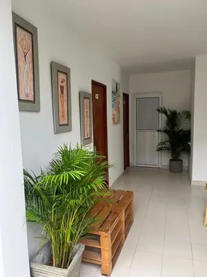 a living room with a wooden bench and potted plants at Habitación cerca de la playa 204 in Cartagena de Indias