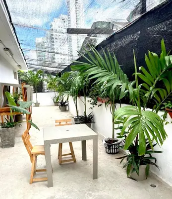 a patio with a table and a bunch of plants at Habitación cerca de la playa 204 in Cartagena de Indias