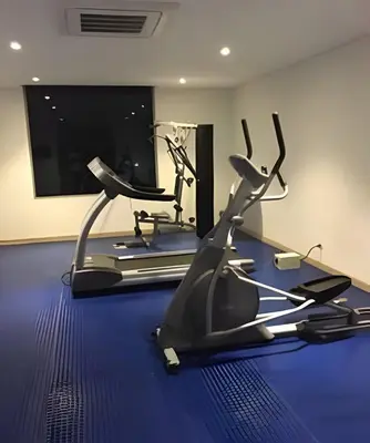 a gym with two exercise bikes and a flat screen tv at Apartamento en Bluegardens 1405 in Barranquilla