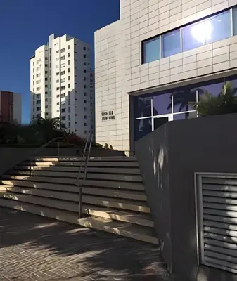 a set of stairs in front of a building at Apartamento en Bluegardens 1405 in Barranquilla