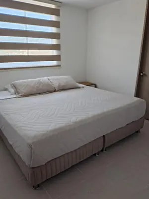 a large bed in a bedroom with a window at Hermoso apartamento in Cartagena de Indias