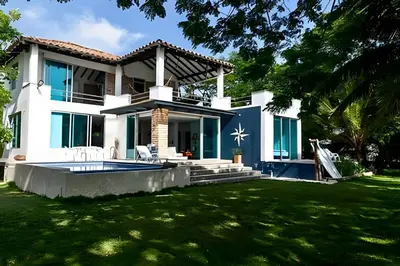 a house with a pool and a yard at Casa de playa Manglares in Tolú