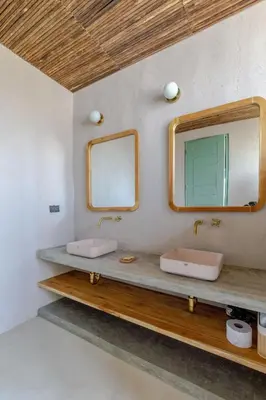 a bathroom with two sinks and a mirror at HBE-P4 Penthouse Lujoso de 4 Habitaciones Frente al Mar con Wifi in Cartagena de Indias
