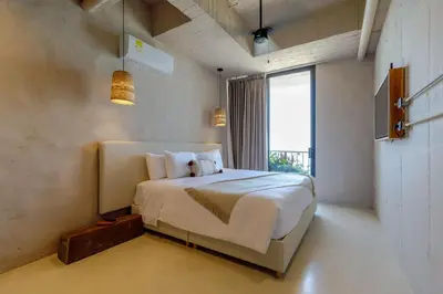 a bedroom with a bed and a large window at HBE-P4 Penthouse Lujoso de 4 Habitaciones Frente al Mar con Wifi in Cartagena de Indias