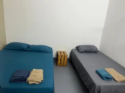 two beds sitting next to each other in a room at Habitación cerca de la playa 203 in Cartagena de Indias