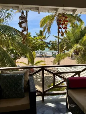 a view of the beach from a room with a couch at Casa de playa rústica en Tolú in San Silvestre