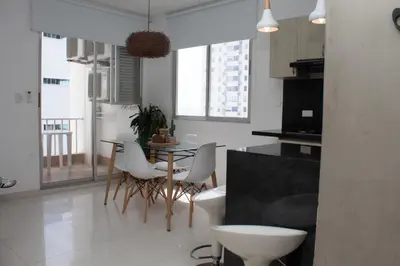 a kitchen and dining room with a table and chairs at Encantador Apartamento El Laguito Bocagrande in Cartagena de Indias