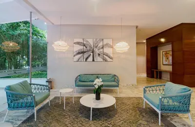 a lobby with three blue chairs and a table at 2MV-5G Apartamento de 2 Alc Vista al mar con A A Piscina y Wifi in Cartagena de Indias