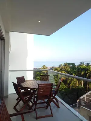 a table and chairs on a balcony with a view of the ocean at 2MV-5G Apartamento de 2 Alc Vista al mar con A A Piscina y Wifi in Cartagena de Indias