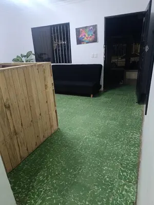 a room with a green floor and a couch at Casa yamulemao in Cartagena de Indias
