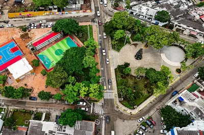 an overhead view of a city street with cars and trees at Tranquila y cerca de la magia in Cartagena de Indias